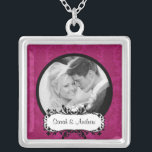 Colgante del damasco del rosa del negro de la foto<br><div class="desc">¡Collar rosado y negro de la foto de los pares del boda de la foto del damasco!  ¡Regalo perfecto para nuevamente los pares del casar!</div>