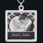 Colgante del damasco del rosa del negro de la foto<br><div class="desc">¡Collar rosado y negro de la foto de los pares del boda de la foto del damasco!  ¡Regalo perfecto para nuevamente los pares del casar!</div>