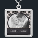 Colgante del damasco del rosa del negro de la foto<br><div class="desc">¡Collar rosado y negro de la foto de los pares del boda de la foto del damasco!  ¡Regalo perfecto para nuevamente los pares del casar!</div>