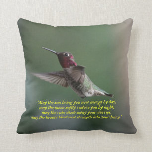 Colibrí en una almohada con decir de Apache