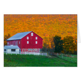 Colina del otoño detrás del granero rojo