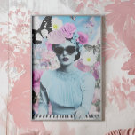 Collage de arte pop rosa y azul retro estilo Coque<br><div class="desc">Con este poster estético de coqueta se consigue un toque de encanto retro. Con una mujer fresca con unas gafas de gran tamaño, tocando los teclados con acentos de casa rosados de ensueño, mariposas y una figura glamorosa inspirada en la cosecha, este collage mezcla los pasteles con un estilo audaz...</div>