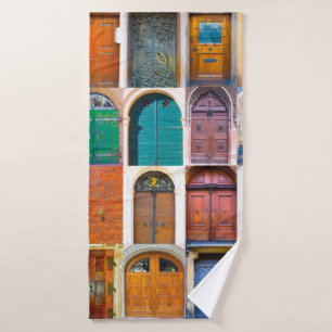Collage de puertas delanteras medievales en Praga,
