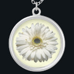 Collar blanco de la margarita del Gerbera<br><div class="desc">Un collar que ofrece un cierre encima de la imagen de una margarita del gerbera.</div>