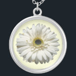 Collar blanco de la margarita del Gerbera<br><div class="desc">Un collar que ofrece un cierre encima de la imagen de una margarita del gerbera.</div>