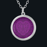 Collar Boda gótico morado y negro<br><div class="desc">Nuestros hermosos nacklaces bodas góticos de corazón morado y negro son oscuros,  pero encantadores con nuestro diseño artístico de desplazamiento. Están diseñados en una colección de varios elementos para que todo tu boda pueda ser coordinado con el mismo estilo.</div>