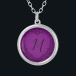 Collar Boda gótico morado y negro<br><div class="desc">Nuestros hermosos nacklaces bodas góticos de corazón morado y negro son oscuros,  pero encantadores con nuestro diseño artístico de desplazamiento. Están diseñados en una colección de varios elementos para que todo tu boda pueda ser coordinado con el mismo estilo.</div>