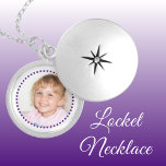 Collar Con Colgante Añadir foto morada y blanca personalizada<br><div class="desc">Un regalo personalizado de collar de locket. Reemplace la foto con la suya. Morado y blanco.</div>