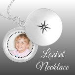 Collar Con Colgante Añadir foto personalizada en blanco y negro<br><div class="desc">Un regalo personalizado de collar de locket. Reemplace la foto con la suya. Blanco y negro.</div>