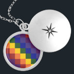 Collar Con Colgante Arcoiris bajo control<br><div class="desc">Celebra tu Orgullo, apoyo o amor al color con este fresco patrón de arco iris a cuadros. Cada fila de cuadrados de color arcoiris cambia un cuadrado a la derecha para crear un colorido patrón a cuadros. Los cuadrados de rojo, naranja, amarillo, verde, azul, añil y violeta forman una secuencia...</div>