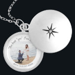 Collar Con Colgante Boda Propuesta de compromiso Foto Keepsake<br><div class="desc">Elegante y romántico casillero de fotos del día en que tu pareja hizo la pregunta. Personaliza con foto,  fecha y mensaje significativo.</div>