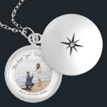 Collar Con Colgante Boda Propuesta de compromiso Foto Keepsake<br><div class="desc">Elegante y romántico casillero de fotos del día en que tu pareja hizo la pregunta. Personaliza con foto,  fecha y mensaje significativo.</div>