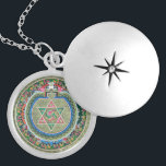 Collar Con Colgante Budismo tántrico tibetano vintage Mandala Thangka<br><div class="desc">El viejo budismo tántrico tibetano Mandala Thangka Pintura de exquisita belleza y profundidad está en esta joyería collares. Un regalo significativo de joyería para invocar energía positiva,  equilibrio,  equilibrio y buena suerte,  tanto para mujeres como para hombres. Raro y único.</div>