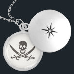 Collar Con Colgante Calavera obsidiana espada Bandera pirata de Calico<br><div class="desc">Un crecimiento bajo cruzó las olas, no de la tormenta que se avecinaba en el horizonte, sino de la garganta del capitán Jack. Sus ojos oscuros, que solían brillar con malicia, tenían una mirada estridente mientras observaba el barco que se acercaba. La "venganza", su eslúpulo, se coló ligeramente en el...</div>