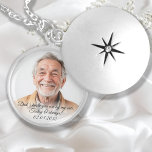 Collar Con Colgante Camina conmigo hoy, papá. Boda, foto, monumento<br><div class="desc">"Papá, sé que estás a mi lado. ¡Hoy y siempre!" Personalizado, Foto, Texto, Boda Conmemorativo. Personalizar este pendant es rápido y fácil - simplemente sube tu foto favorita, edita el texto si lo deseas, ¡y terminas en menos de un minuto! Mantén la memoria de un ser querido cerca en tu...</div>