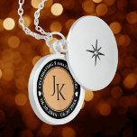 Collar Con Colgante Celebración del 5° Aniversario del Boda de Madera<br><div class="desc">¡Celebremos el quinto aniversario del boda con esta canasta conmemorativa! Las elegantes letras en blanco y negro sobre un fondo falso de grano de madera clara añaden un toque memorable a esta ocasión especial y a este hito. Personalizar con las iniciales de la pareja, un mensaje especial, y fechas para...</div>