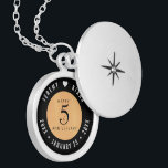 Collar Con Colgante Celebración del 5° Aniversario del Boda de Madera<br><div class="desc">¡Conmemorar el quinto aniversario del boda con este elegante cajón! Las elegantes letras negras y blancas sobre un fondo de grano de madera falso añaden un toque memorable a esta ocasión especial y a este hito. Personalizar con los nombres de la pareja feliz, y fechas para su aniversario de leña....</div>