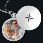 Collar Con Colgante Cute Love Heart Photo Parples Nombres personalizad<br><div class="desc">Cute Love Heart Photo Couples Personalized Names Necklace incluye tu foto favorita con un corazón de amor y personalizada con tus nombres en un escritura blanca moderna. Personalice editando el texto en el cuadro de texto proporcionado y agregando su propia imagen. Los regalos perfectos para parejas, novia, esposa, novia y...</div>