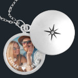 Collar Con Colgante Cute Love Heart Photo Parples Nombres personalizad<br><div class="desc">Cute Love Heart Photo Couples Personalized Names Necklace incluye tu foto favorita con un corazón de amor y personalizada con tus nombres en un escritura blanca moderna. Personalice editando el texto en el cuadro de texto proporcionado y agregando su propia imagen. Los regalos perfectos para parejas, novia, esposa, novia y...</div>