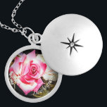 Collar Con Colgante El amor está en el regalo de la dama de honor de l<br><div class="desc">El diseño presenta la imagen de una rosa rosa rosa en flor. La imagen que rodea es el texto del personalizable,  "Bridesmaid". Diseñado para coordinar con "Love is in Bloom Boda Suite".</div>