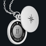 Collar Con Colgante Elegante 11ª celebración del Aniversario del Boda<br><div class="desc">¡Conmemorar el 11º aniversario del boda con este elegante armario! Elegante serif en blanco y negro y sans serif grabados en un fondo de acero gastado y chapado en diamante añaden un toque memorable para esta ocasión especial y un hito. Personalizar con los nombres de la pareja feliz, y fechas...</div>