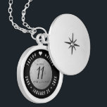 Collar Con Colgante Elegante 11ª celebración del Aniversario del Boda<br><div class="desc">¡Conmemorar el 11º aniversario del boda con este elegante armario! Elegante serif en blanco y negro y sans serif grabados en un fondo de acero gastado y chapado en diamante añaden un toque memorable para esta ocasión especial y un hito. Personalizar con los nombres de la pareja feliz, y fechas...</div>