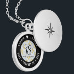 Collar Con Colgante Elegante 18º Aniversario del Boda de Porcelana<br><div class="desc">¡Conmemorar el 18º aniversario del boda con este elegante cajón! Elegante serif negro y sans serif con letras hexagonales con polvo de oro sobre un fondo de mármol blanco y azul de porcelana añaden un toque memorable a esta ocasión especial y un hito. Personalizar con los nombres de la pareja...</div>