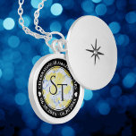 Collar Con Colgante Elegante 18º Aniversario del Boda de Porcelana<br><div class="desc">¡Celebremos el 18º aniversario del boda con esta canasta conmemorativa! Las elegantes letras negras y blancas con un confetti hexagonal con polvo de oro sobre un fondo de mármol blanco y azul porcelana añaden un toque memorable para esta ocasión especial y un hito. Personalizar con las iniciales de la pareja,...</div>