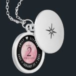 Collar Con Colgante Elegante 2º Rosa Aniversario del Boda del Cuartz<br><div class="desc">¡Conmemorar el segundo aniversario del boda con este elegante cajón! Las elegantes letras en blanco y negro con confeti hexagonal en un rico fondo rosado añaden un toque memorable a esta ocasión especial y un hito. Personalizar con los nombres de la pareja feliz, y fechas para su rosa de aniversario....</div>