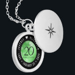 Collar Con Colgante Elegante 20° Aniversario del Boda Esmeralda<br><div class="desc">¡Conmemorar el 20 aniversario del boda con este elegante armario! Elegante serif negro y sans serif grabados con confeti hexagonal en un fondo verde esmeralda añaden un toque memorable para esta ocasión especial y un hito extraordinario. Personalizar con los nombres de la pareja feliz, y fechas para su aniversario esmeralda....</div>