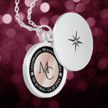 Collar Con Colgante Elegante 30° 46° Aniversario de la Boda de la Perl<br><div class="desc">¡Celebremos el 30 o 46 aniversario del boda con esta canasta conmemorativa! Las elegantes letras blancas y negras sobre un fondo color rosa perlas incrustadas añaden un toque memorable a esta ocasión especial y un hito extraordinario. Personalizar con las iniciales de la pareja, un mensaje especial, y fechas para su...</div>