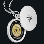 Collar Con Colgante Elegante 50° Aniversario del Boda de Oro<br><div class="desc">¡Conmemorar el 50 aniversario del boda con este elegante armario! Elegante serif negro y sans serif grabados con confeti hexagonal en un fondo de gradiente dorado añaden un toque memorable a esta ocasión especial y un hito extraordinario. Personalizar con los nombres de la pareja feliz, y fechas para su aniversario...</div>