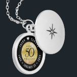 Collar Con Colgante Elegante 50° Aniversario del Boda de Oro<br><div class="desc">¡Conmemorar el 50 aniversario del boda con este elegante armario! Elegante serif negro y sans serif grabados con confeti hexagonal en un fondo de gradiente dorado añaden un toque memorable a esta ocasión especial y un hito extraordinario. Personalizar con los nombres de la pareja feliz, y fechas para su aniversario...</div>