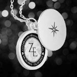 Collar Con Colgante Elegante 60.º 75° Aniversario del Boda del Diamant<br><div class="desc">¡Celebremos el 60 o 75 aniversario de los bodas de diamantes con esta canasta conmemorativa! Las elegantes letras en blanco y negro con estilizados detalles de diamante sobre un fondo blanco le dan un toque memorable a esta ocasión especial y a este extraordinario hito. Personalizar con las iniciales de la...</div>