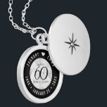 Collar Con Colgante Elegante 60° Aniversario del Boda del Diamante<br><div class="desc">¡Celebremos el 60 aniversario del boda con estilo con esta canasta conmemorativa! Las elegantes letras en blanco y negro con estilizados detalles de diamante sobre un fondo blanco le dan un toque memorable a esta ocasión especial y a este extraordinario hito. Personalizar con los nombres de la pareja feliz, y...</div>