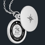 Collar Con Colgante Elegante 75° Aniversario del Boda del Diamante<br><div class="desc">¡Celebremos con estilo el 75 aniversario del boda de diamantes con este conglomerado conmemorativo! Las elegantes letras en blanco y negro con estilizados detalles de diamante sobre un fondo blanco le dan un toque memorable a esta ocasión especial y a este extraordinario hito. Personalizar con los nombres de la pareja...</div>