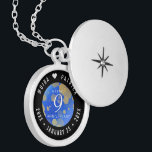 Collar Con Colgante Elegante 9° Aniversario del Boda Lapis Lazuli<br><div class="desc">¡Conmemorar el noveno aniversario del boda con este elegante cajón! Las elegantes letras negras y blancas con un confetti hexagonal con polvo de pirita sobre un fondo azul brillante añaden un toque memorable para esta ocasión especial y un hito. Personalizar con los nombres de la pareja, y fechas para su...</div>