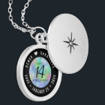 Collar Con Colgante Elegante celebración del 14º Aniversario del Boda<br><div class="desc">¡Conmemorar el 14º aniversario del boda con este elegante cajón! Elegante serif negro y sans serif grabados con confeti hexagonal en un fondo opal iridiscente añaden un toque memorable para esta ocasión especial y un hito. Personalizar con los nombres de la pareja feliz, y fechas para su aniversario inaugural. Diseño...</div>