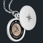 Collar Con Colgante Elegante celebración del 28º Aniversario del Boda<br><div class="desc">¡Conmemorar el 28º aniversario del boda con este elegante cajón! Las elegantes letras en blanco y negro con confeti hexagonal sobre un fondo de lino blanco roto añaden un toque memorable a esta ocasión especial y un hito extraordinario. Personalizar con los nombres de la pareja feliz, y fechas para su...</div>