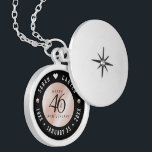 Collar Con Colgante Elegante celebración del 46° Aniversario de la Bod<br><div class="desc">¡Conmemorar el 46º aniversario del boda con este elegante armario! Las elegantes letras negras y blancas con perlas en un fondo de aroma añaden un toque memorable a esta ocasión especial y un hito extraordinario. Personalizar con los nombres de la pareja feliz, y fechas para su aniversario de perlas. Diseño...</div>