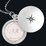 Collar Con Colgante Elegante, con una mezcla de melocotón y mármol gri<br><div class="desc">La parte frontal del diseño presenta un elegante efecto "marbling" de color melocotón y gris como fondo de la forma que muestra las iniciales de novia y novio. Su mensaje de gratitud y la fecha de boda rodea el diseño. El diseño se ve dominado por el aspecto de las cintas...</div>