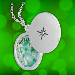 Collar Con Colgante Elegante Dandelion Monograma Verde y Blanco |<br><div class="desc">Atesora tus recuerdos con este exquisito cajón redondo de plata esterlina, adornado con un hermoso diseño de diente de león verde y blanco y el más sincero monograma "Libre como el viento". Esta elegante pieza no sólo sirve como accesorio elegante, sino que también mantiene tus preciadas fotos cerca de tu...</div>