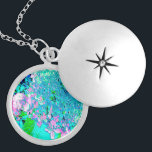 Collar Con Colgante Elegante Hydrangea de luz rosa y azul<br><div class="desc">Este original cuadro digital de aceite de My Rubio Garden presenta una elegante hidrangea rosa,  azul y blanca de la línea recta de My Iowa Garden. El resultado es un bonito y moderno cuadro de flores que te encantará.</div>
