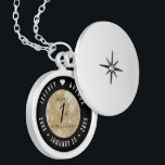 Collar Con Colgante Elegante primer aniversario de Boda de papel<br><div class="desc">¡Conmemorar el primer aniversario del boda con este elegante cajón! Las elegantes letras en blanco y negro con confeti hexagonal sobre un fondo de papel envejecido añaden un toque memorable a esta ocasión especial y un hito. Personalizar con los nombres de la pareja feliz, y fechas para su aniversario de...</div>