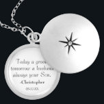 Collar Con Colgante Elegante siempre tu hijo madre del novio<br><div class="desc">Gran regalo clásico de un hijo (Groom) a su madre (Madre del Groom). El diseño presenta la cita: "Hoy un novio,  mañana un marido,  siempre tu hijo" en una tipografía moderna. Personalízalo con tu nombre y fecha.</div>