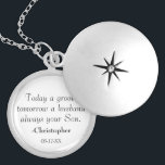 Collar Con Colgante Elegante siempre tu hijo madre del novio<br><div class="desc">Gran regalo clásico de un hijo (Groom) a su madre (Madre del Groom). El diseño presenta la cita: "Hoy un novio,  mañana un marido,  siempre tu hijo" en una tipografía moderna. Personalízalo con tu nombre y fecha.</div>