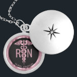 Collar Con Colgante Enfermera inscrita - Símbolo médico Caduceus - Ros<br><div class="desc">Símbolo médico de enfermería registrado personalizado collar rosado Caduceus listo para su personalización. Nota ✔: No es necesario cambiar todas las áreas de plantilla. 📌 Si necesita más personalización, haga clic en el botón "Haga clic para más Personalizares" o "Personalizar o Editar diseño" y utilice nuestra herramienta de diseño para...</div>
