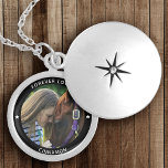 Collar Con Colgante Estrella del nombre ecuestre del caballo de foto M<br><div class="desc">Su nombre y pie de foto personalizado en una tipografía moderna mínima que rodea una foto favorita de su querido caballo. Este collar será un recuerdo perfecto para los años venideros.</div>