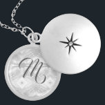 Collar Con Colgante Faux-Satin<br><div class="desc">El diseño presenta un fondo blanco de imitación satinado que crea un aspecto elegante. El monograma del receptor se muestra como diseño central. Hace un hermoso regalo para dama de honor o dama de honor. Diseñado para coordinar con la suite Boda católica Faux-Satin.</div>