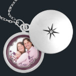 Collar Con Colgante Foto de encargo decorativa del libro de recuerdos<br><div class="desc">Marco de la foto del estilo del libro de recuerdos con el detalle púrpura de la flor. Cargue su foto preferida.</div>